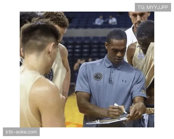 更衣室特写：防守教练在赛后向全队展示一次成功的三人轮转防守录像。