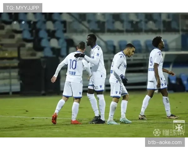 欧塞尔对阵昂热实时：定位球防守采用区域结合重点人盯防策略